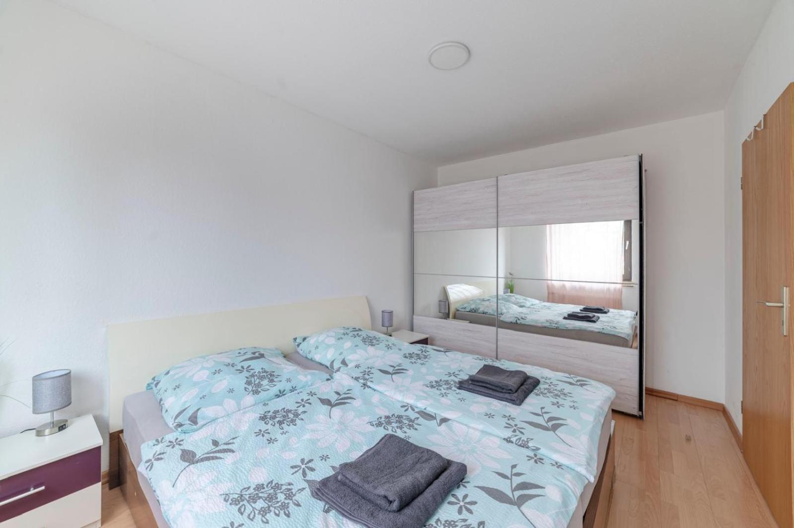 Schöne, möblierte 2 Zimmer Wohnung mit Balkon und Tiefgarage Düsseldorf Exterior foto