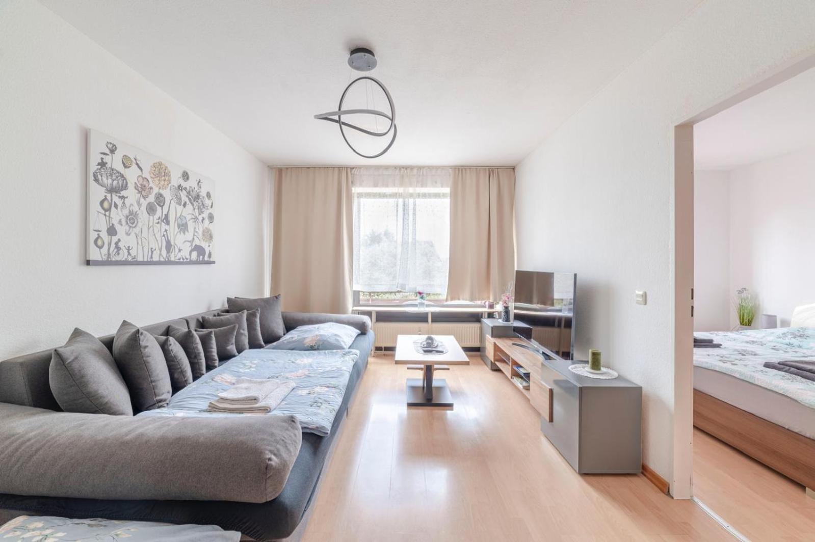 Schöne, möblierte 2 Zimmer Wohnung mit Balkon und Tiefgarage Düsseldorf Exterior foto